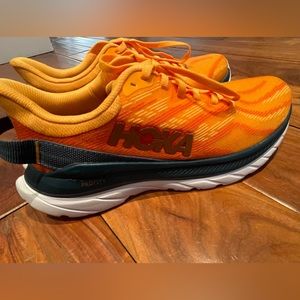 HOKA WOMEN'S MACH SUPERSONIC Size 7.5 in Radiant Yellow - Camellia 💛🧡